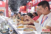 周易八字“嗦粉”经济火热 中国多地“食力”出圈