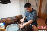周易八字成都“90后”小伙“十年磨一剑”：从爱好者到守艺人 传播中国文化